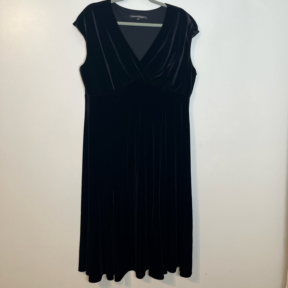 Jones Wear Vintage Black Velvet Midi Dress